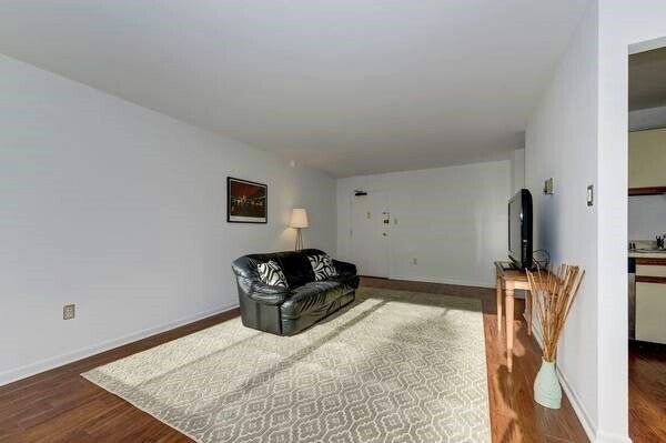 Sala de estar - 4390 Lorcom Ln