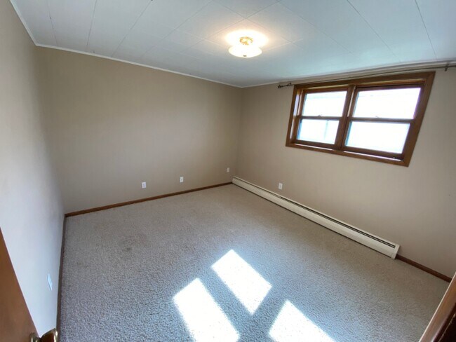Building Photo - 415 Merriam Ave S