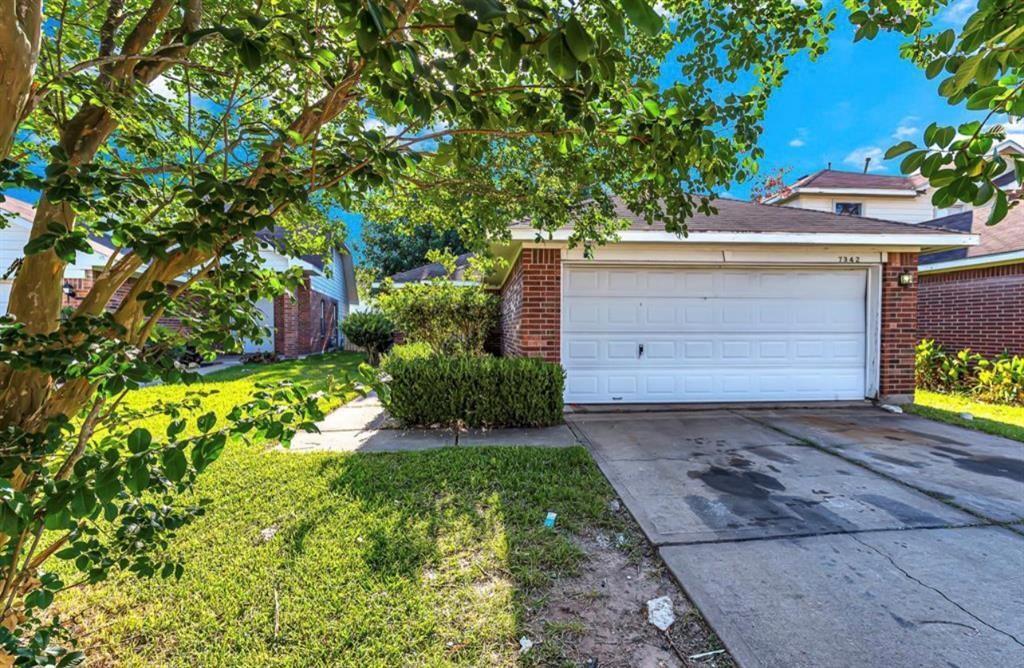 Foto principal - 7342 Village Lake Dr