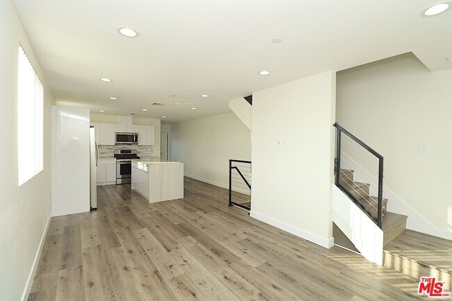Foto del edificio - 2121 Burnside Ave
