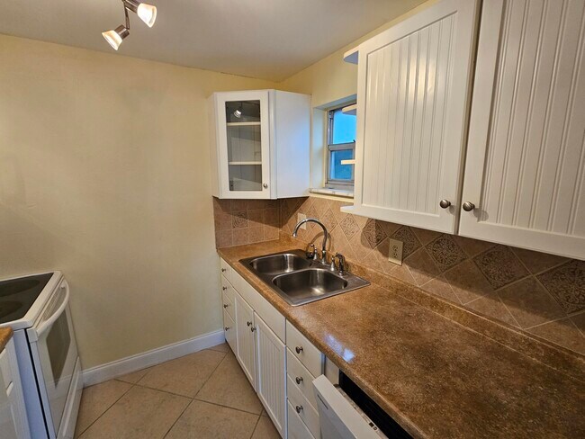 Foto del edificio - 1407 NE 56th St