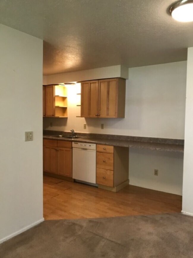 Building Photo - 767 Meadows Dr