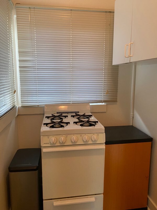 Kitchen stove - 1712 Monte Vista St