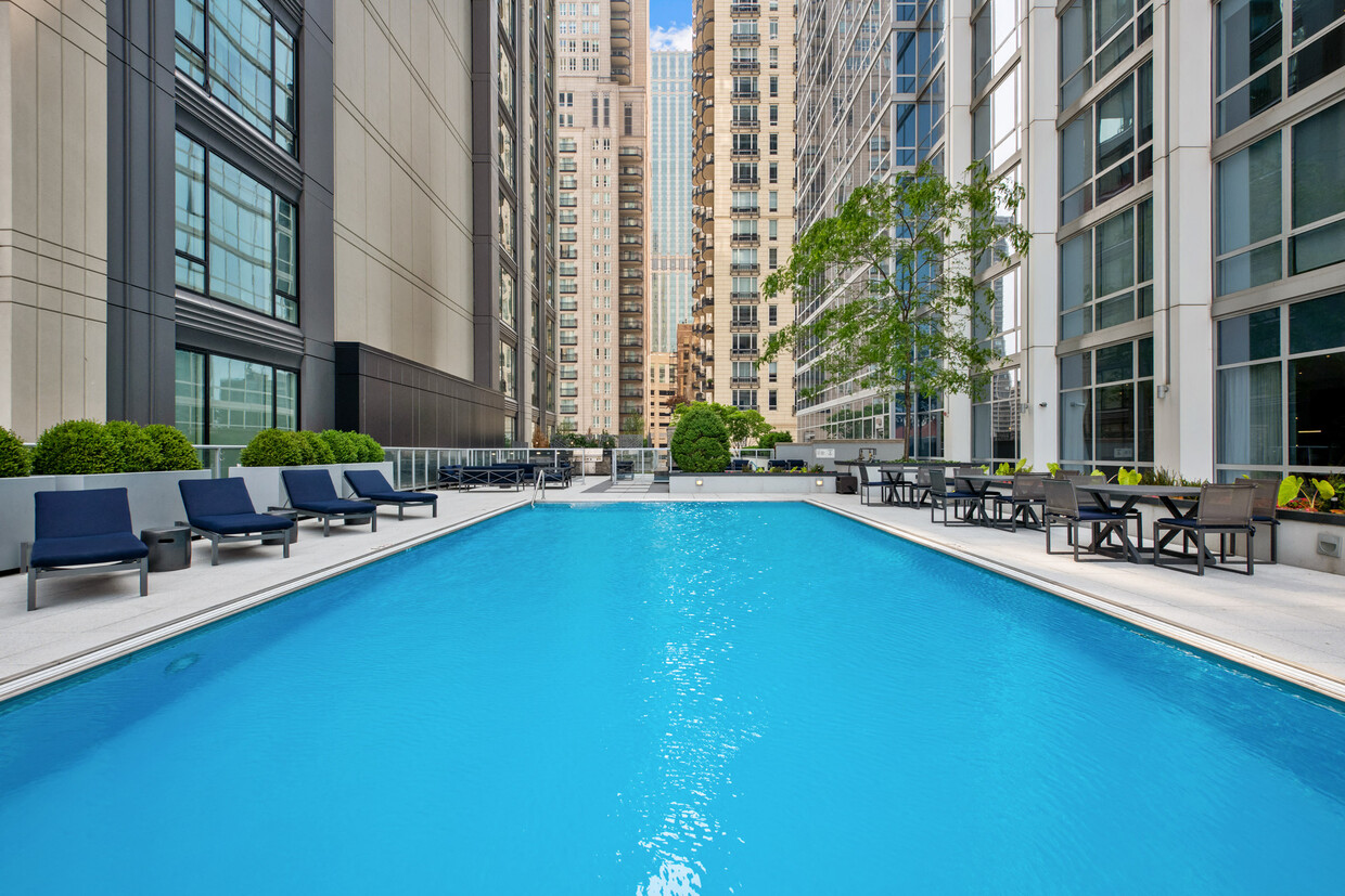 Piscina al aire libre y espacio de descanso - Two West Delaware