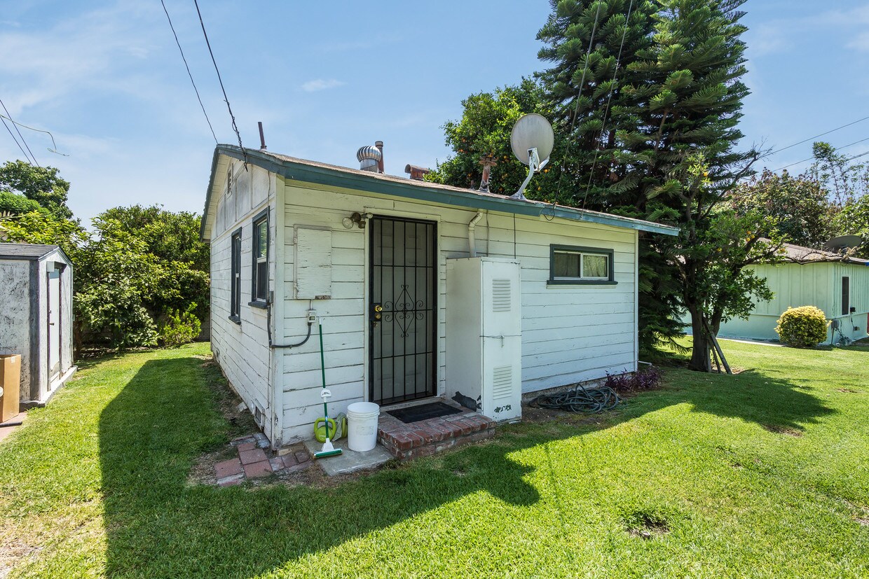 Building Photo - 5951 1/2 Cloverly Ave