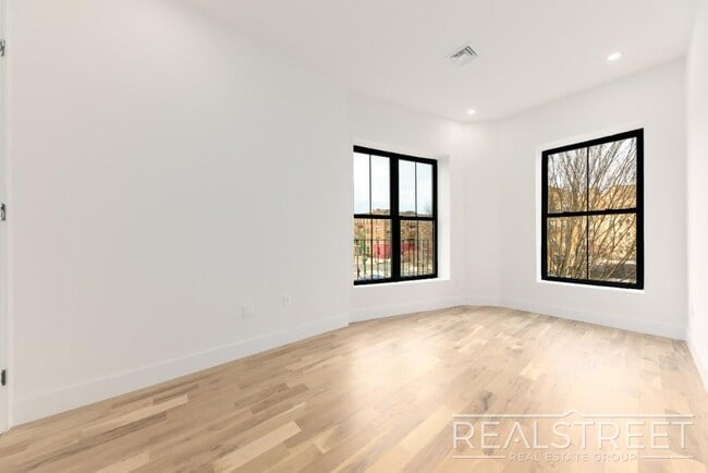 Building Photo - Brand New 4 Bed 3 Bath Floor Thru with WD & Central Air in Crown Heights!