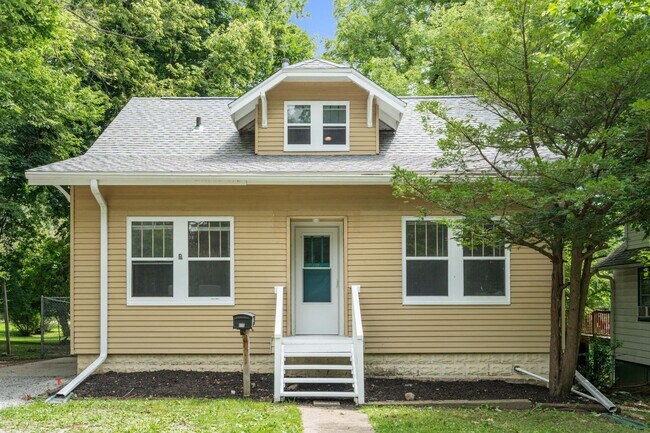 Foto del edificio - Cute 4 Bedroom 2 Bath Bungalow with a fenc...