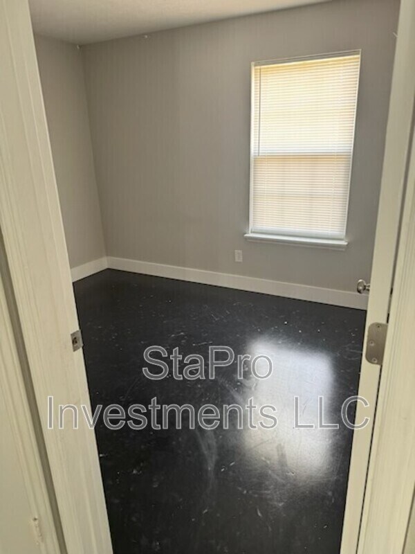 Building Photo - 202 Village Pl