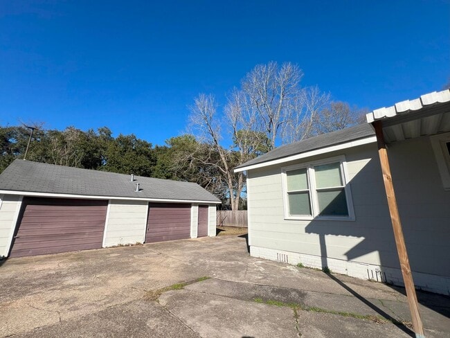 Building Photo - 3 bedroom, 2 bath home located in Baton Ro...