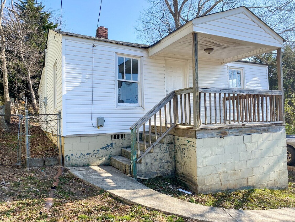 Primary Photo - Three Bedroom Close to Downtown!