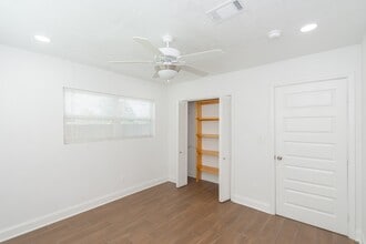 Building Photo - 1120 Mobile Dr