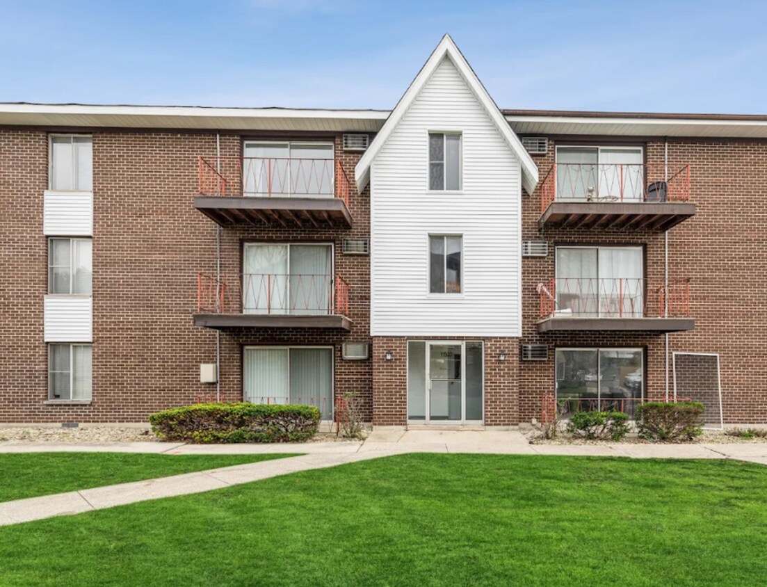 Foto del edificio - Come see our Second Floor Two Bedroom Apartment with updated flooring,