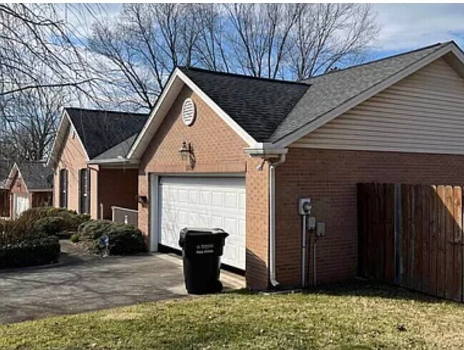 Foto del edificio - Knoxville 37919 - 3 bedroom 2 bath - call ...