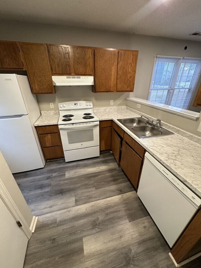 Building Photo - 2 Bedroom 1.5 Bathroom Townhome