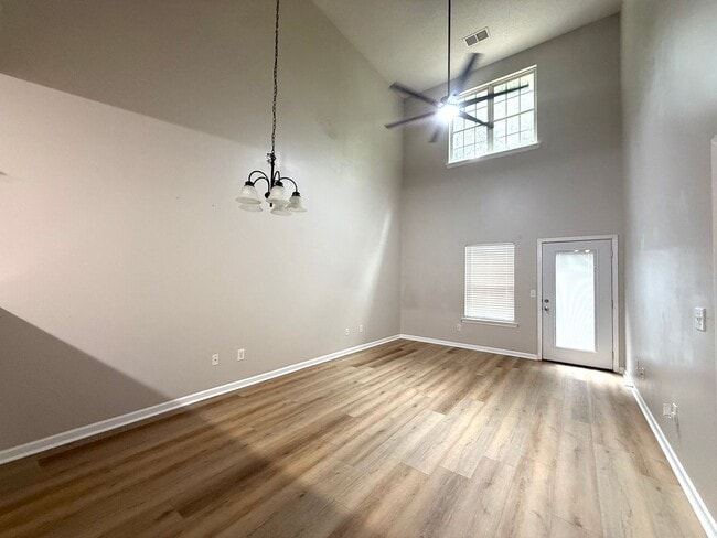 Building Photo - Renovated  3 Bed 3.5 Bath Town Home