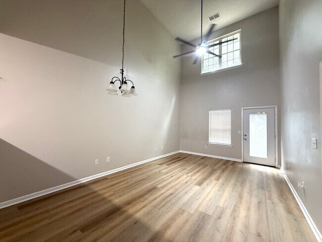 Foto del edificio - Renovated  3 Bed 3.5 Bath Town Home