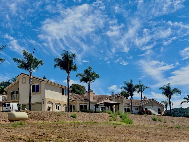 Building Photo - Vista Home for Rent! Large Air-Conditioned...