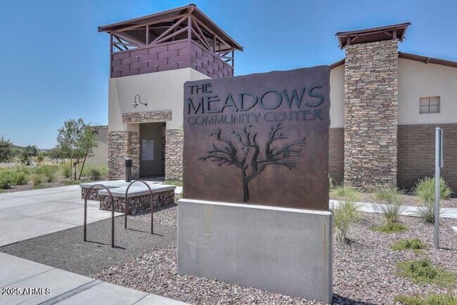 Foto del edificio - Gorgeous 5 Bed 3 Bath ++ Full SOLAR home +...