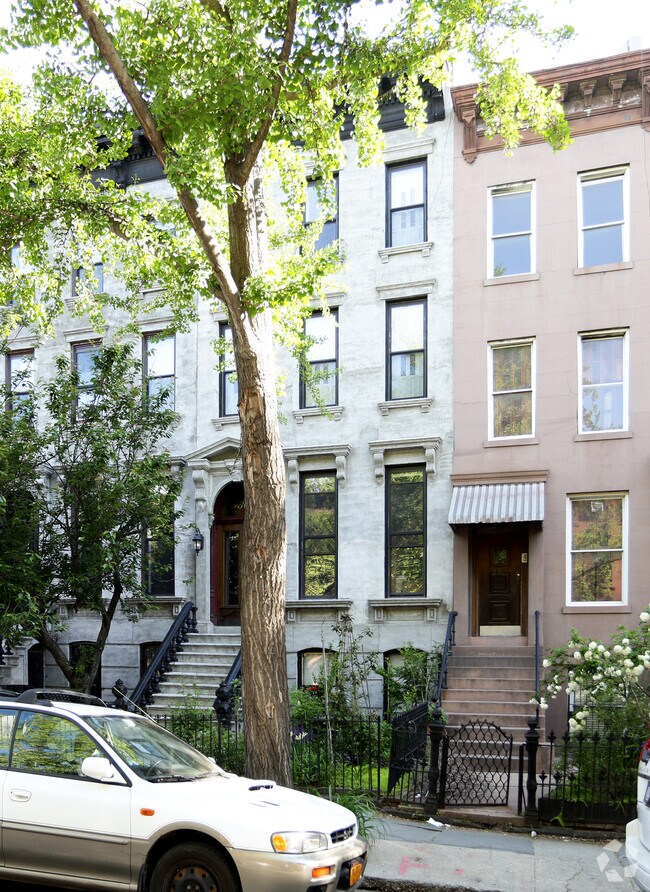 Building Photo - 369 Union St