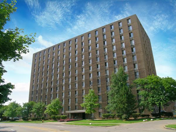 Building Photo - 902 Pallister