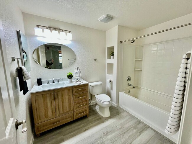 Foto del edificio - Completely Remodeled Two Bedroom Condo in ...