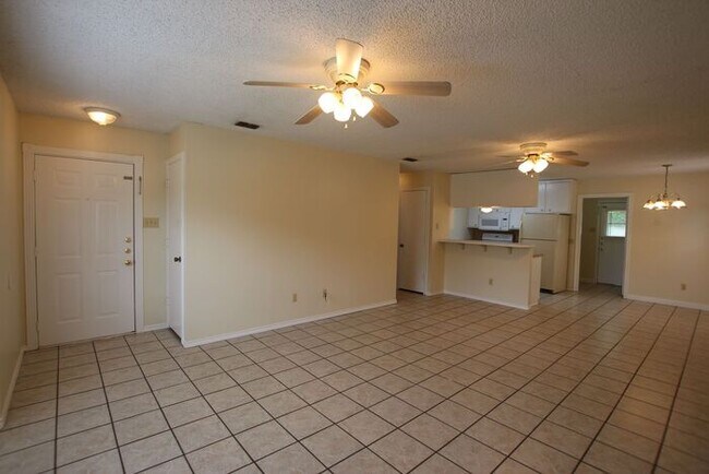 Building Photo - Available Now! 2 Bed 1 Bath Duplex in Flin...
