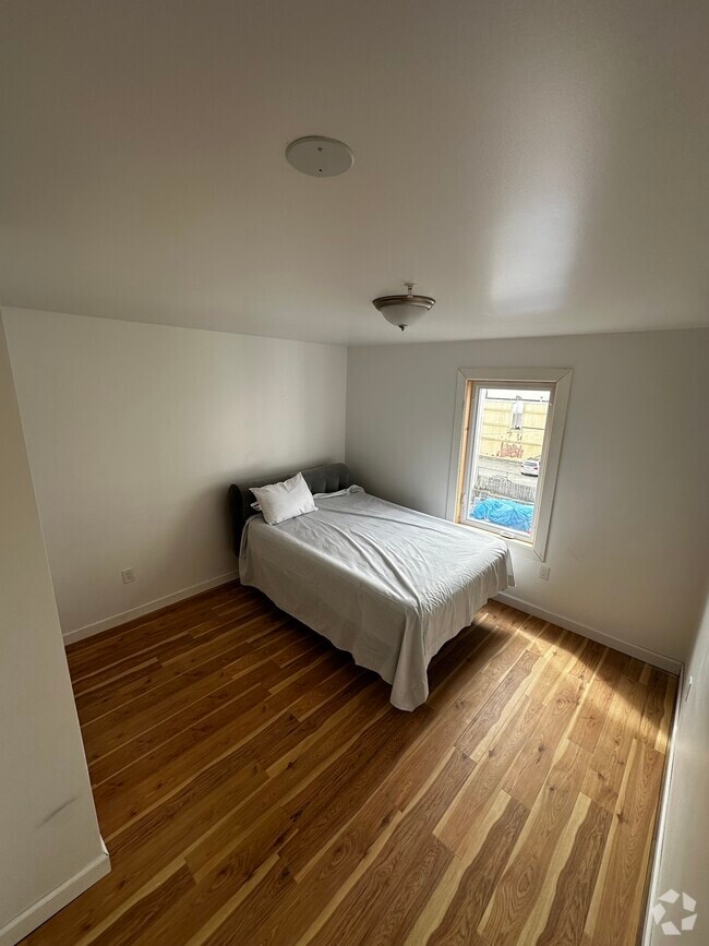 W BergenE Lincoln Park District Apartments for Rent with Extra Storage