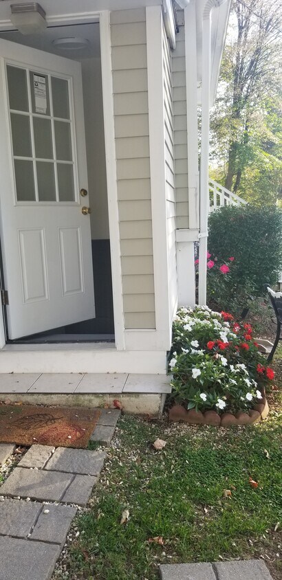 Own entrance, nice outside area - 600 Old Stamford Rd