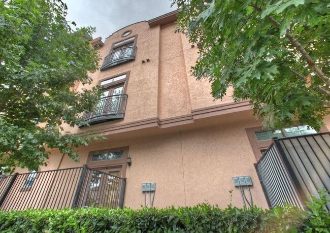 Building Photo - 806 Jackson Hill St