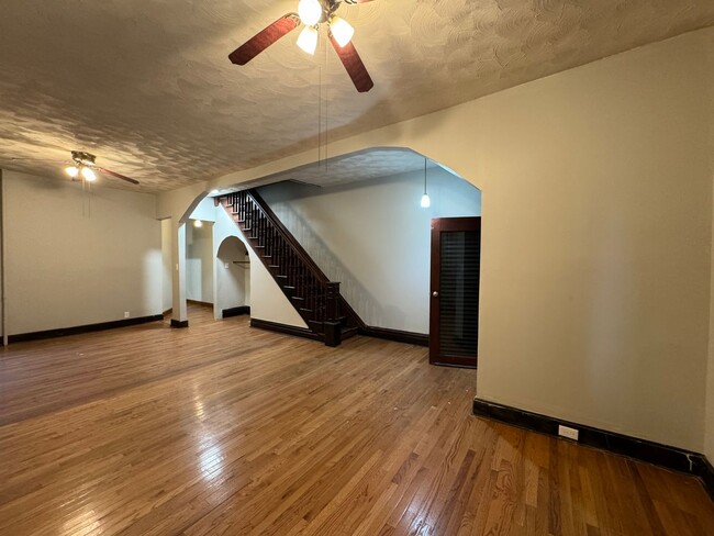 Foto del edificio - 5 Bedroom 1.5 Bath in Harrisburg!