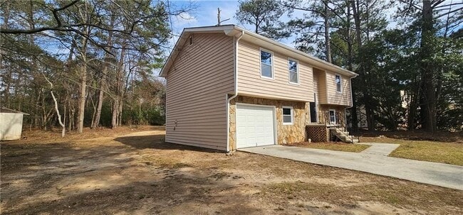 Building Photo - 1325 Classic Dr NE