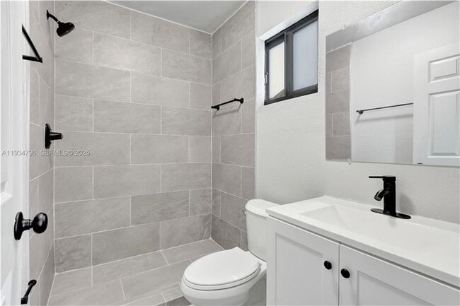 Foto del edificio - 2420 NW 6th Ct