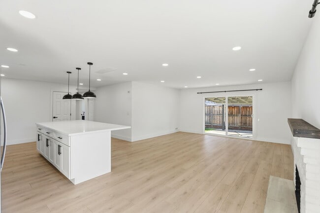 Building Photo - 6877 Buena Terra Way