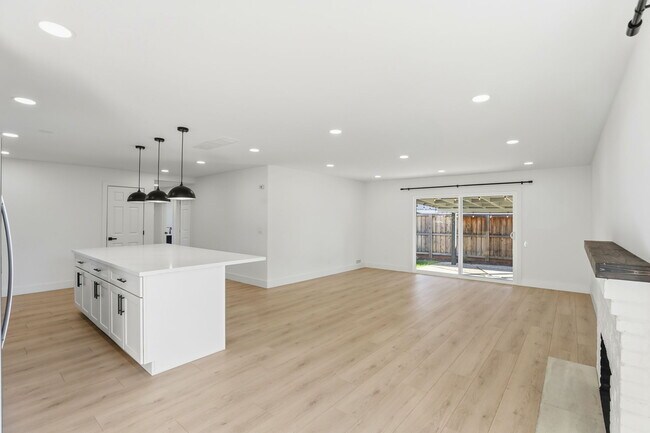 Foto del edificio - 6877 Buena Terra Way