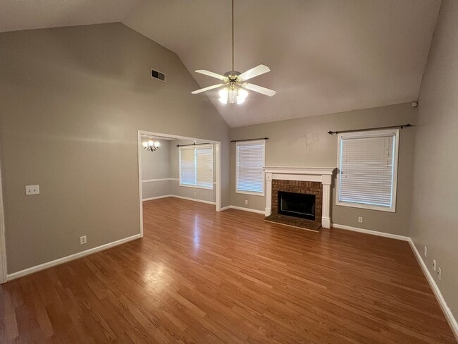 Building Photo - Conveniently located 3 Bedroom 2 Bath+ BON...