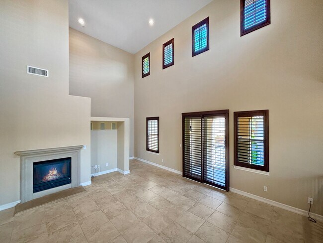 Foto del edificio - Bright 2BD/2BA Townhouse in Serra Mesa with Balcony, Fireplace & Resort-Style Amenities