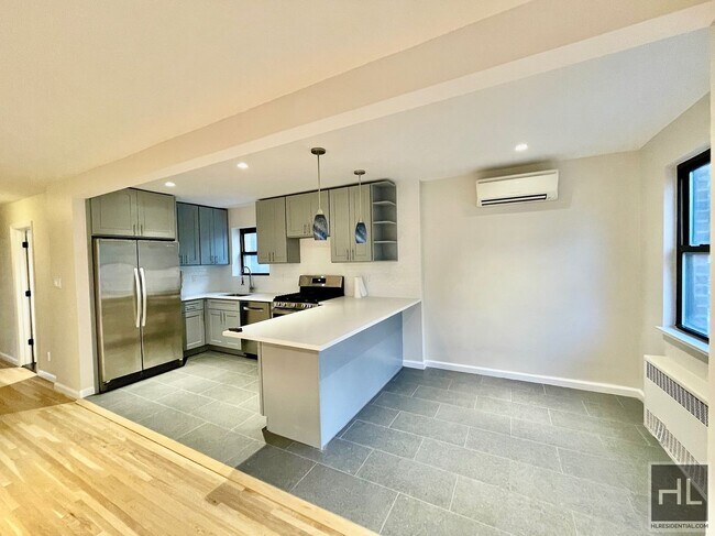 Building Photo - Stunning gut renovated 2.5 bedroom w/share...