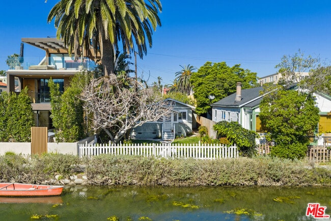 Building Photo - 439 Howland Canal