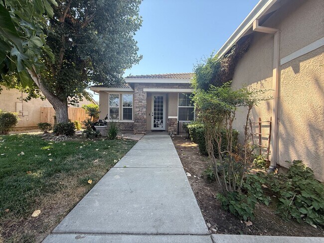 Foto del edificio - Single-story 3 bedroom, 2 bathroom, plus o...