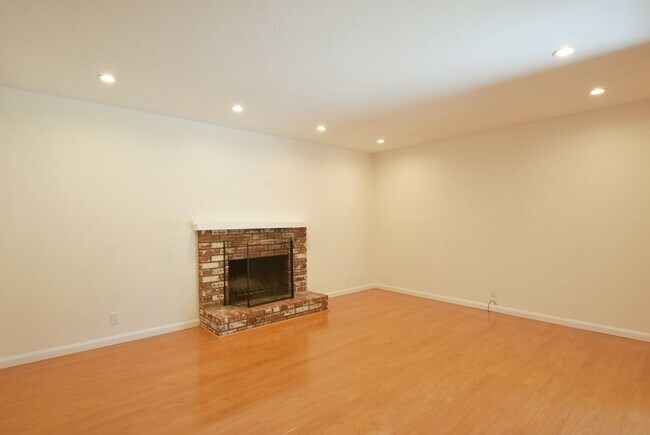 Building Photo - 817/819 E Dana St