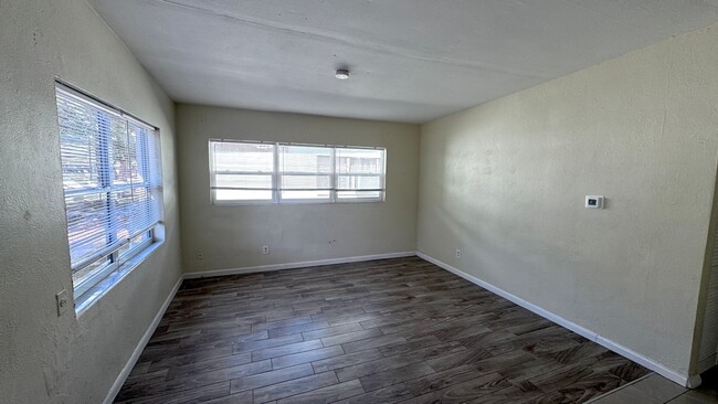 Building Photo - Cute 3/1 House with a Bonus Room located i...