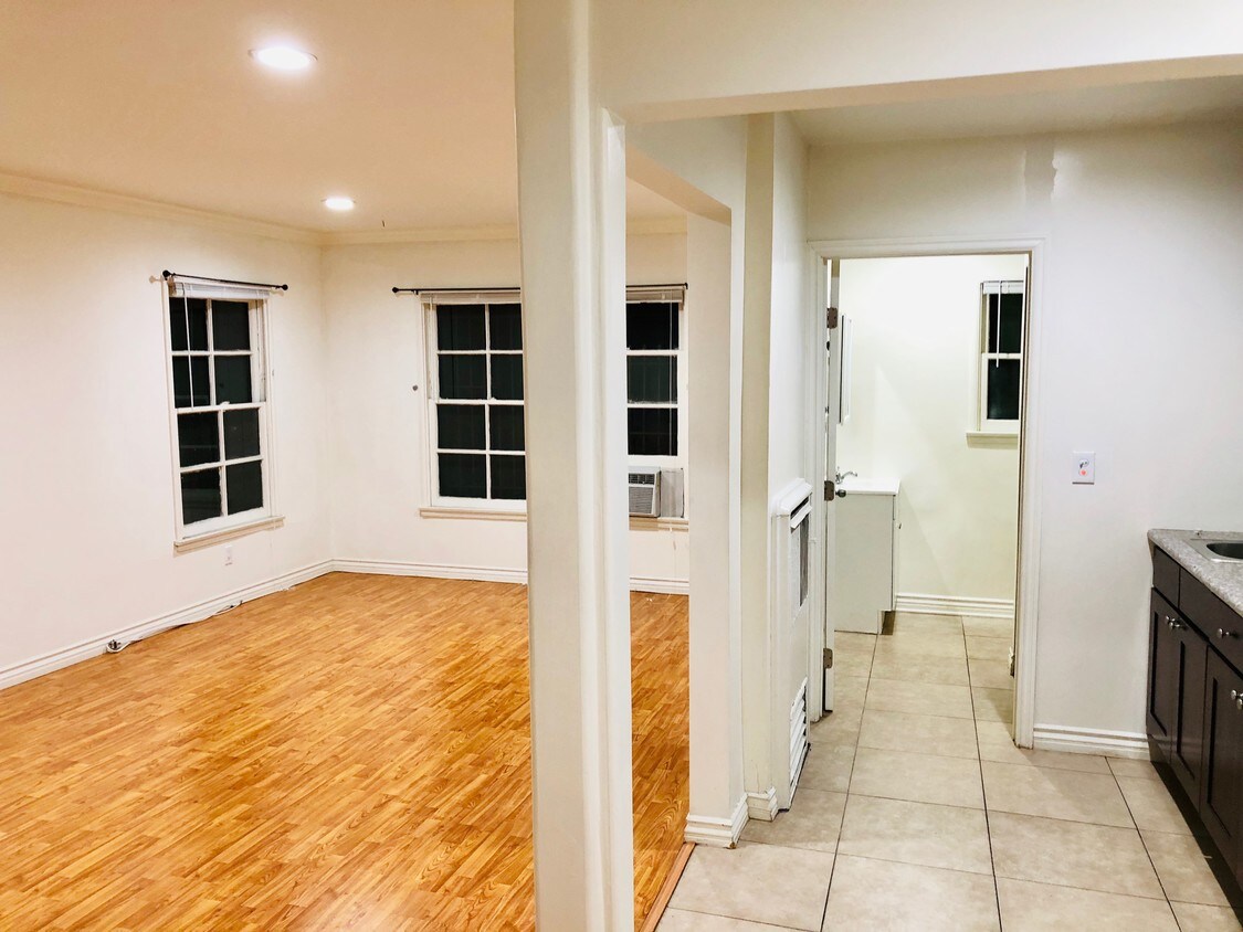 Foto principal - 301 N Sycamore Ave