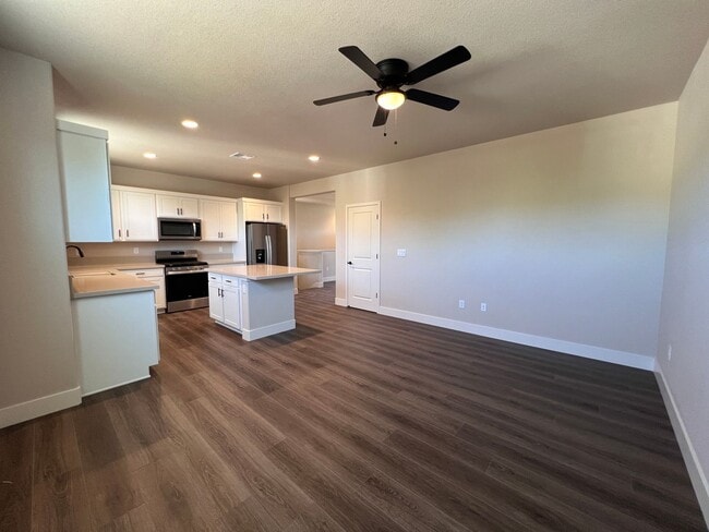 Building Photo - *NEW! 2/2.5 Townhome in Gardnerville*