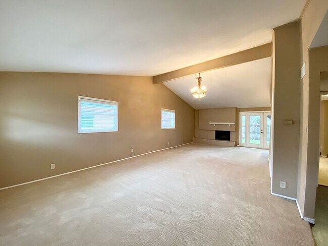 Building Photo - 3 Bedroom 2 bath in North Dallas - $0 Deposit