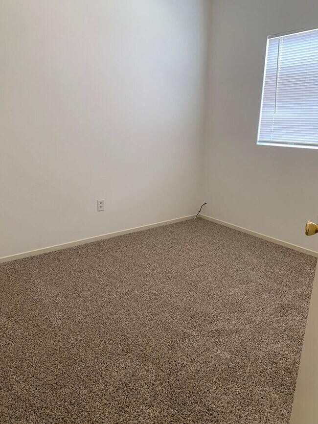 Foto del edificio - Open Floor Plan, 3 bedroom, 2 bath, yard