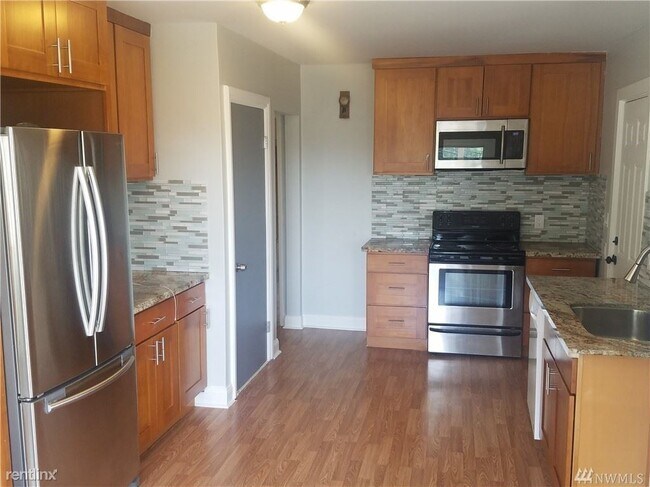 5 br, 2.5 bath House - 9257 51st Ave S Unit B photo'