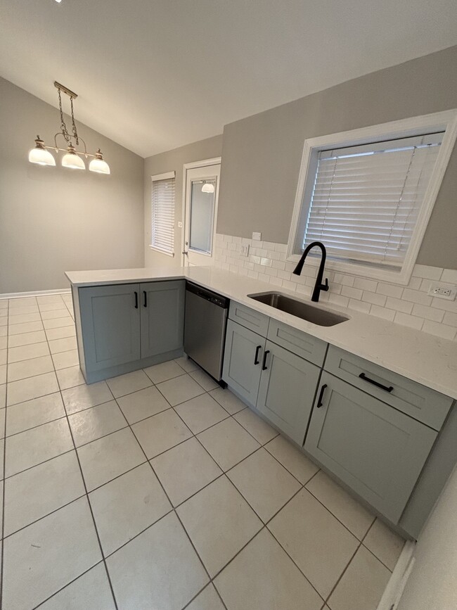 Building Photo - 608 Lavergne Ave