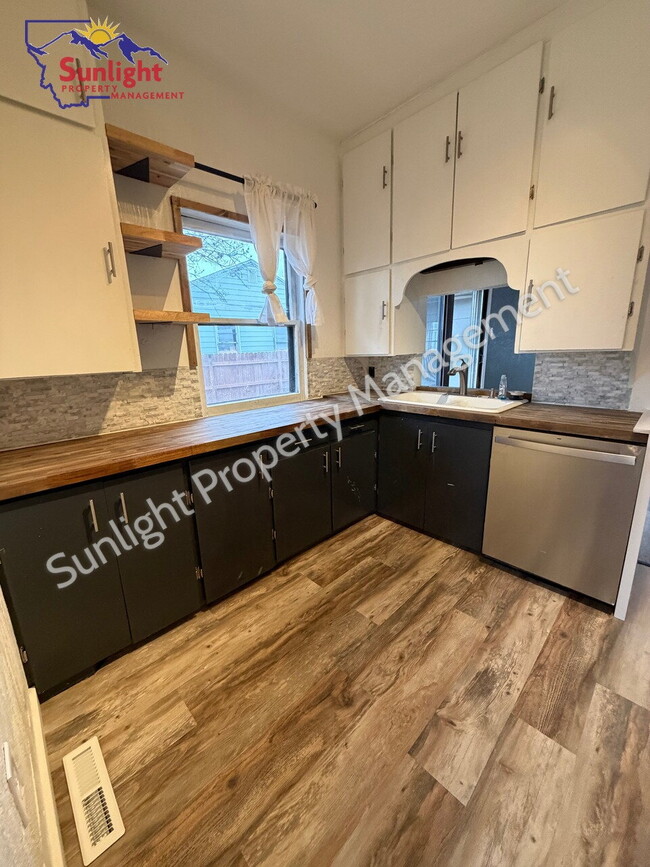 Building Photo - 3 Bed / 2 Bath Home with Bonus Room & Fenced Backyard