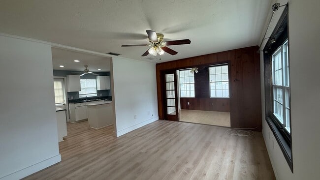 Photo - Annual 2 Bedroom + Den / 2 Bath Home – Sar...