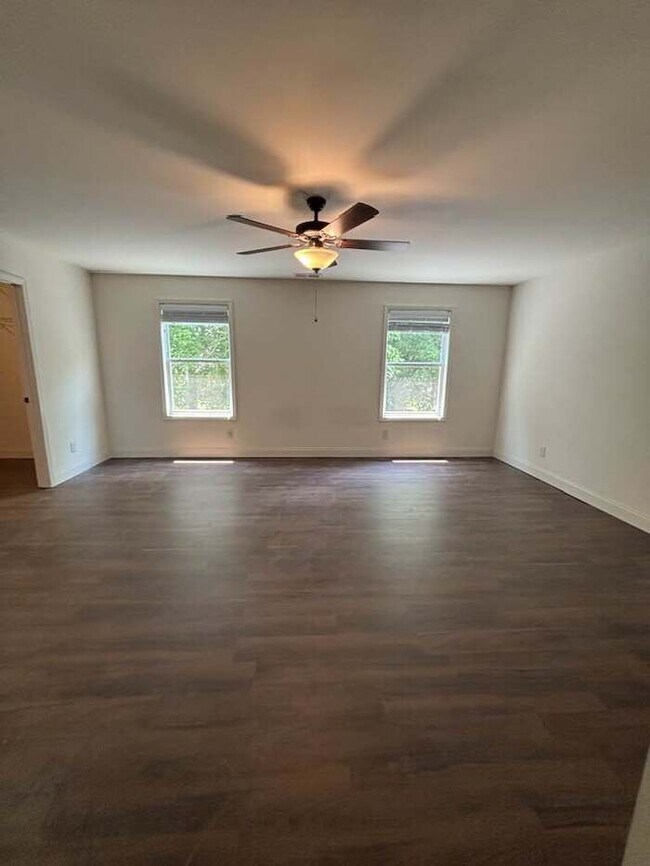 Foto del edificio - 4 bedroom in gated community w/fenced yard!